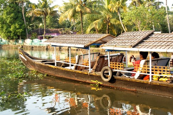 Kumarakom – Bird Watching, Canoe Ride & Palm Weaving