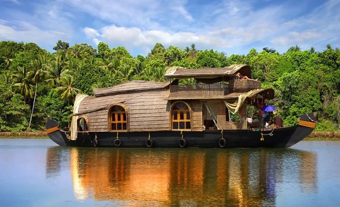 kerala hill station and houseboat tour